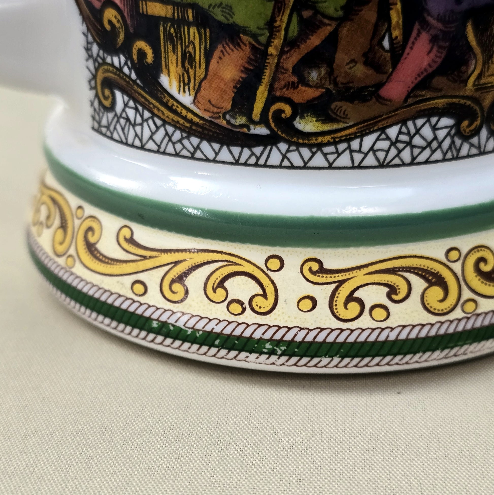 BMF Bierseidel aus weißem Glas mit farbigem Wirtshausmotiv und Zinndeckel, Vintage 1970er/80er