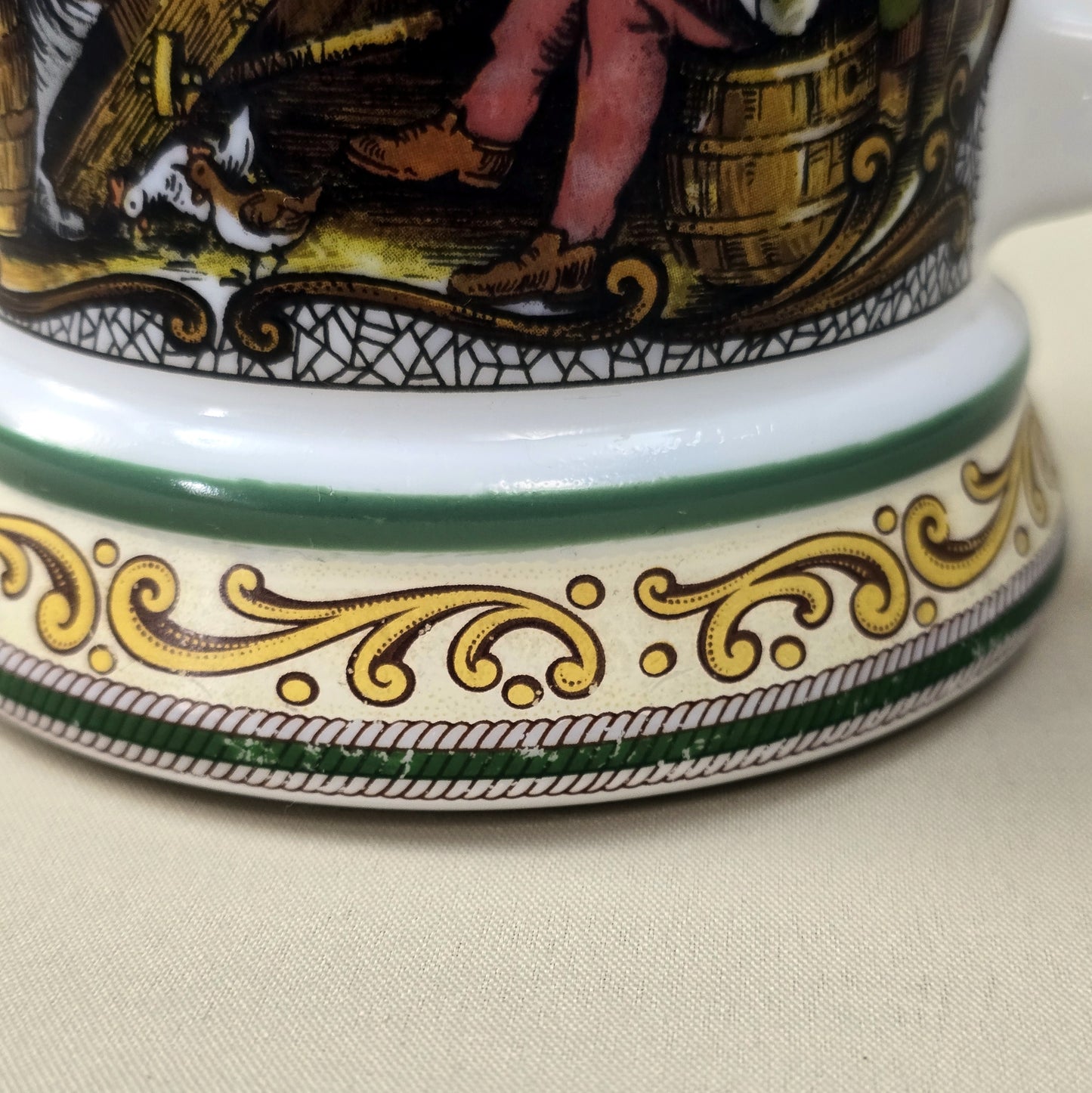 BMF Bierseidel aus weißem Glas mit farbigem Wirtshausmotiv und Zinndeckel, Vintage 1970er/80er