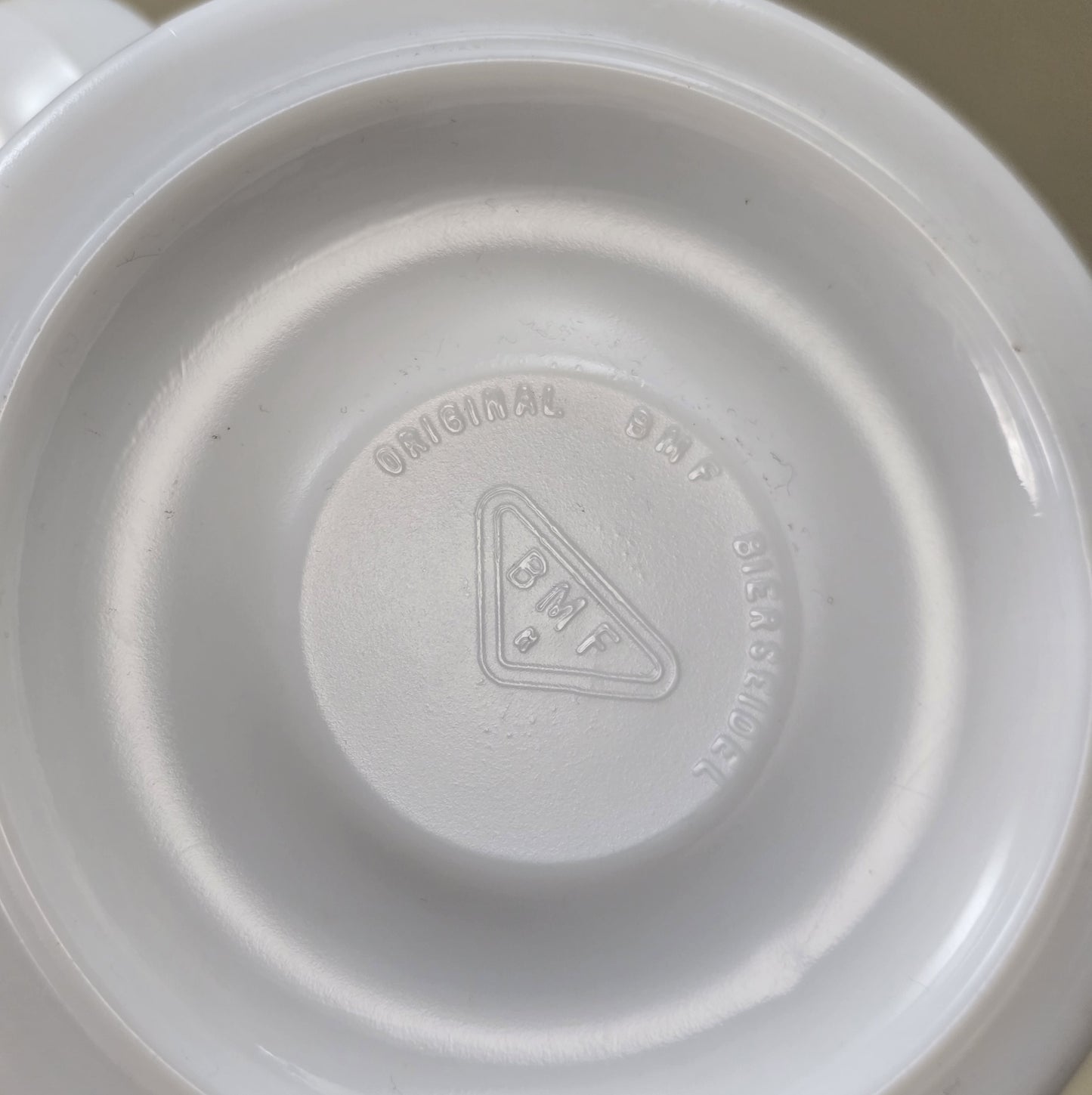 BMF Bierseidel aus weißem Glas mit farbigem Wirtshausmotiv und Zinndeckel, Vintage 1970er/80er