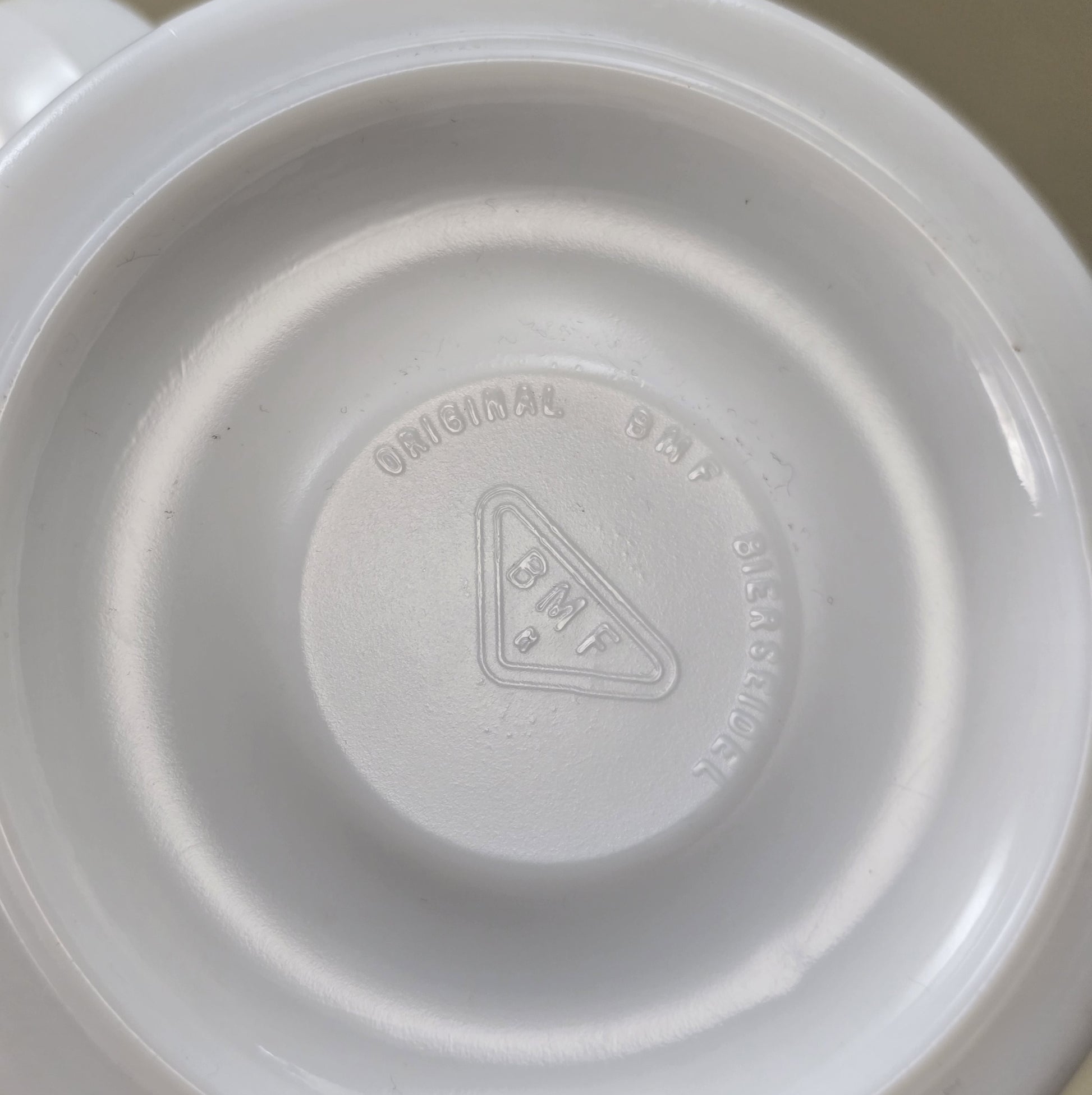 BMF Bierseidel aus weißem Glas mit farbigem Wirtshausmotiv und Zinndeckel, Vintage 1970er/80er