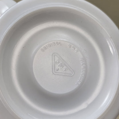 BMF Bierseidel aus weißem Glas mit farbigem Wirtshausmotiv und Zinndeckel, Vintage 1970er/80er