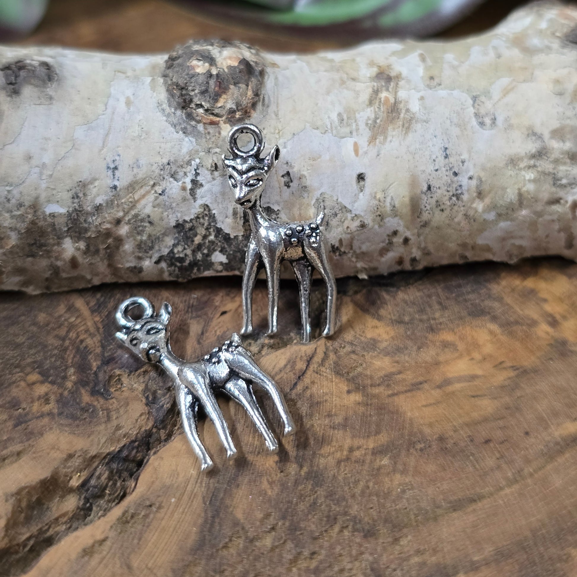 2x Bambi-Anhänger, antik Silber, 3D, ca. 24×10,6 mm. Zinklegierung. Für Ketten, Ohrringe, Charivari & Zipper. Leicht & detailreich.
