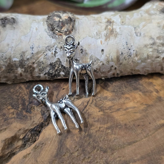 2x Bambi-Anhänger, antik Silber, 3D, ca. 24×10,6 mm. Zinklegierung. Für Ketten, Ohrringe, Charivari & Zipper. Leicht & detailreich.