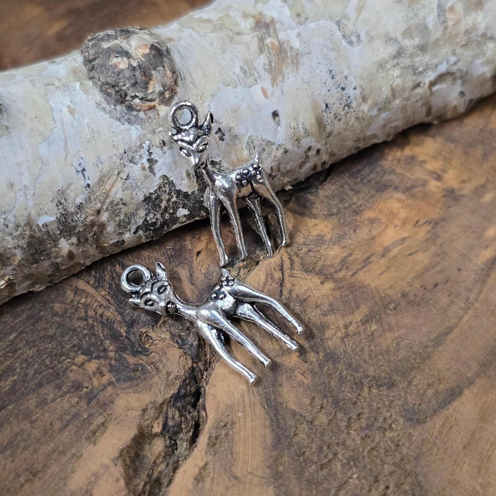 2x Bambi-Anhänger, antik Silber, 3D, ca. 24×10,6 mm. Zinklegierung. Für Ketten, Ohrringe, Charivari & Zipper. Leicht & detailreich.