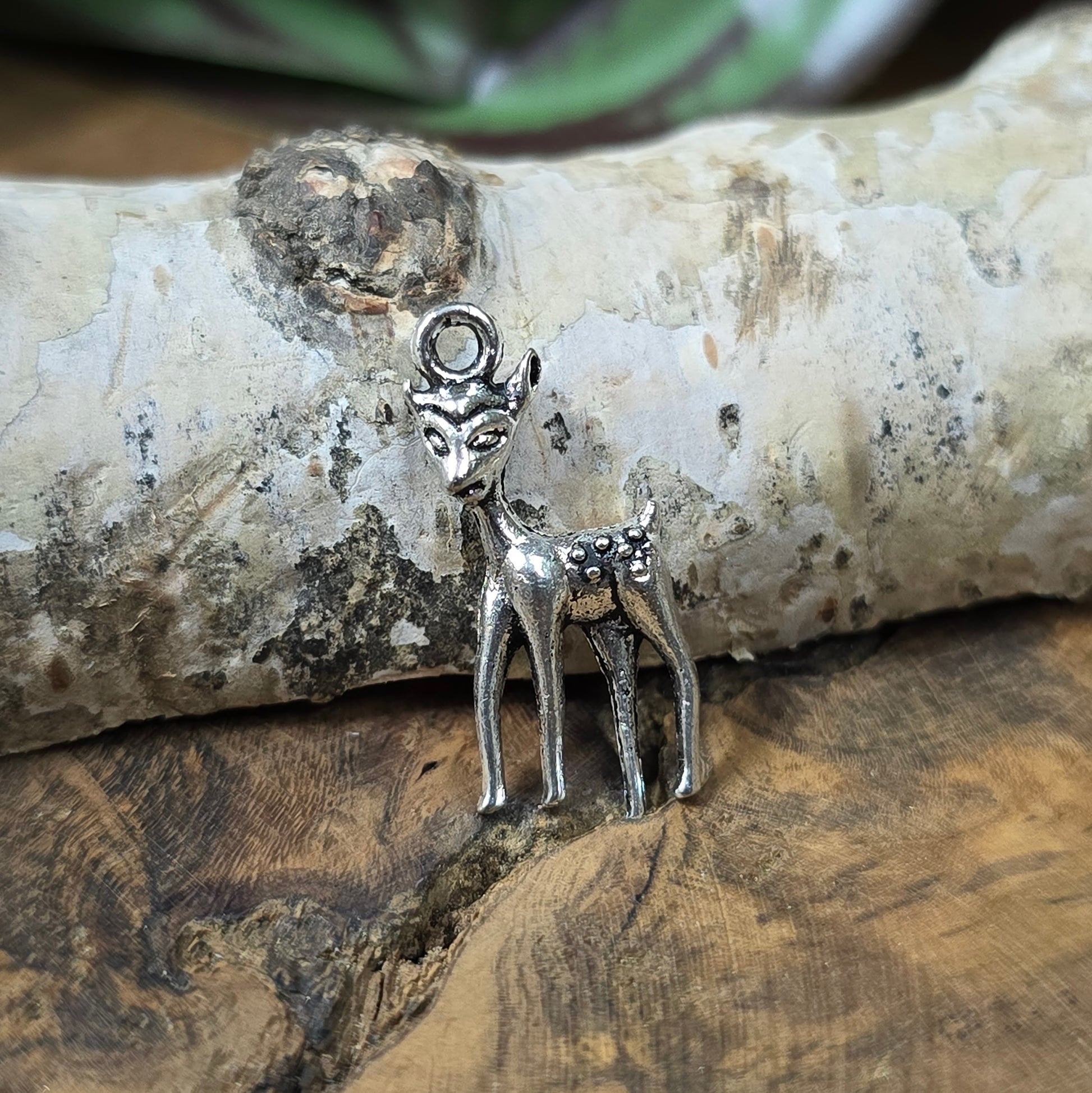 2x Bambi-Anhänger, antik Silber, 3D, ca. 24×10,6 mm. Zinklegierung. Für Ketten, Ohrringe, Charivari & Zipper. Leicht & detailreich.