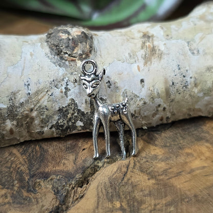 2x Bambi-Anhänger, antik Silber, 3D, ca. 24×10,6 mm. Zinklegierung. Für Ketten, Ohrringe, Charivari & Zipper. Leicht & detailreich.