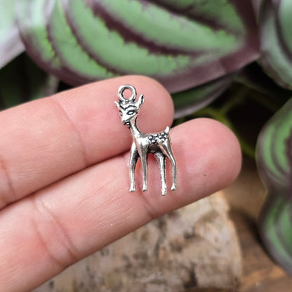 2x Bambi-Anhänger, antik Silber, 3D, ca. 24×10,6 mm. Zinklegierung. Für Ketten, Ohrringe, Charivari & Zipper. Leicht & detailreich.