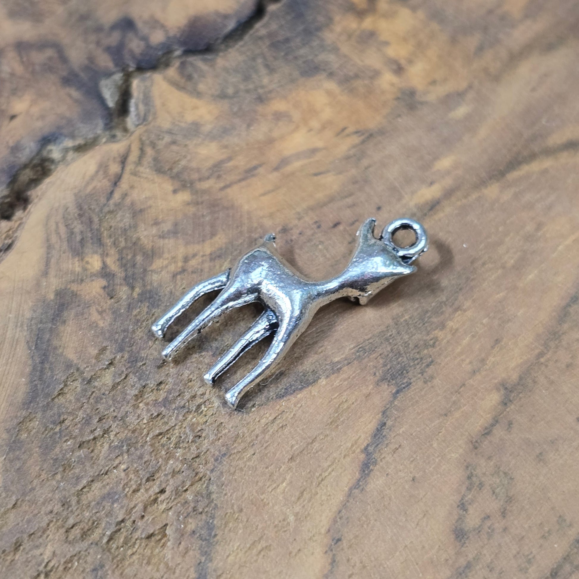 2x Bambi-Anhänger, antik Silber, 3D, ca. 24×10,6 mm. Zinklegierung. Für Ketten, Ohrringe, Charivari & Zipper. Leicht & detailreich.