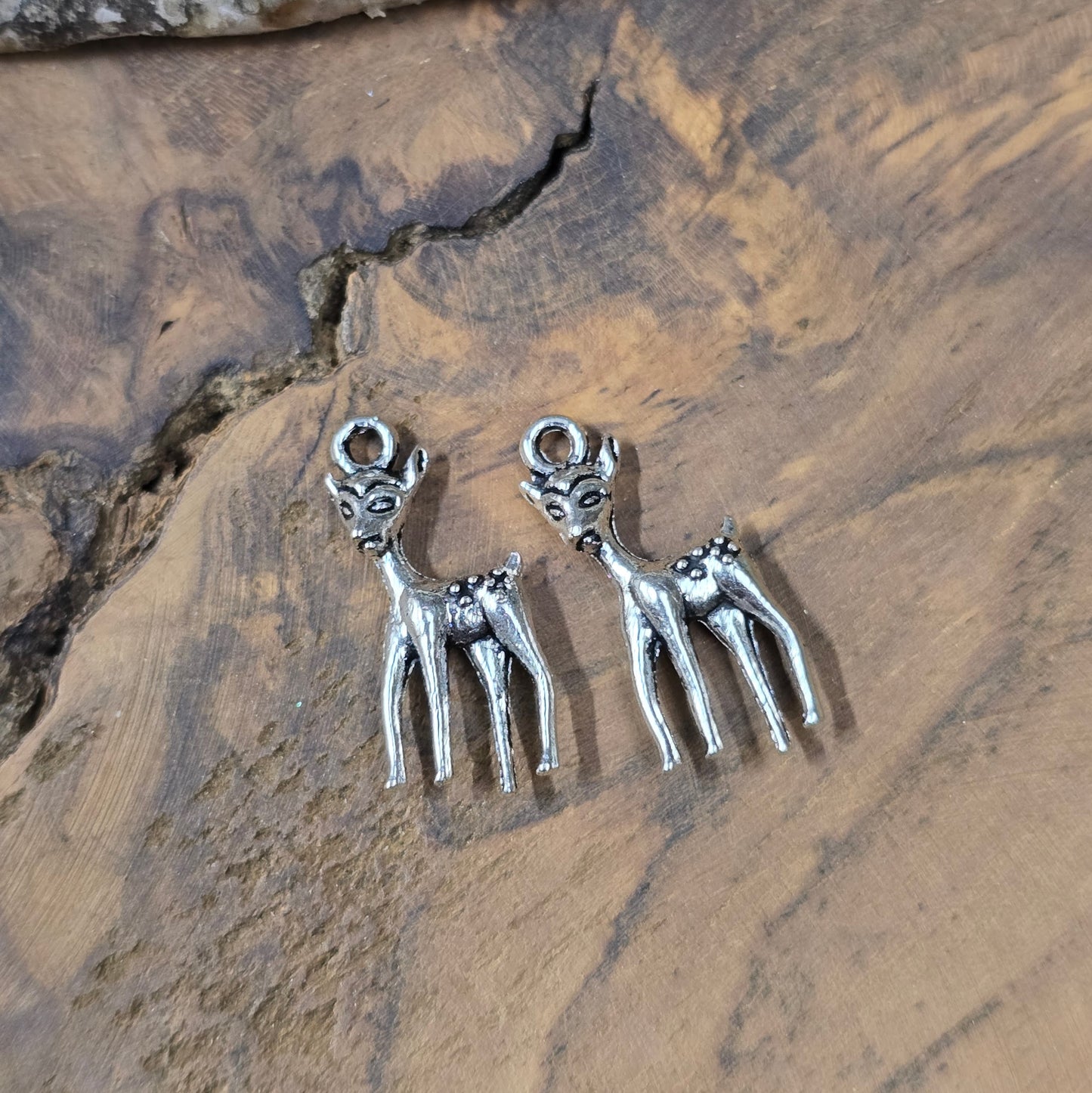 2x Bambi-Anhänger, antik Silber, 3D, ca. 24×10,6 mm. Zinklegierung. Für Ketten, Ohrringe, Charivari & Zipper. Leicht & detailreich.