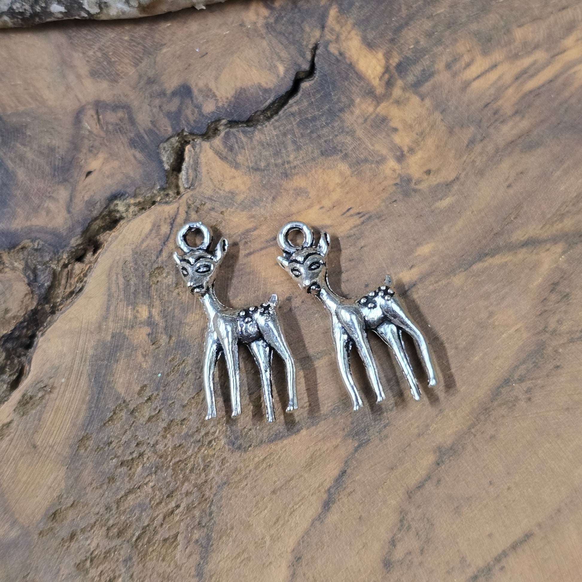 2x Bambi-Anhänger, antik Silber, 3D, ca. 24×10,6 mm. Zinklegierung. Für Ketten, Ohrringe, Charivari & Zipper. Leicht & detailreich.
