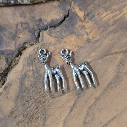 2x Bambi-Anhänger, antik Silber, 3D, ca. 24×10,6 mm. Zinklegierung. Für Ketten, Ohrringe, Charivari & Zipper. Leicht & detailreich.