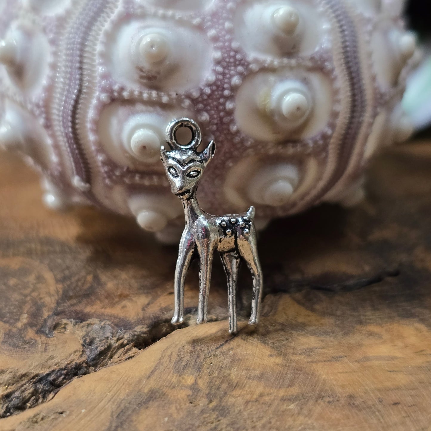 2x Bambi-Anhänger, antik Silber, 3D, ca. 24×10,6 mm. Zinklegierung. Für Ketten, Ohrringe, Charivari & Zipper. Leicht & detailreich.