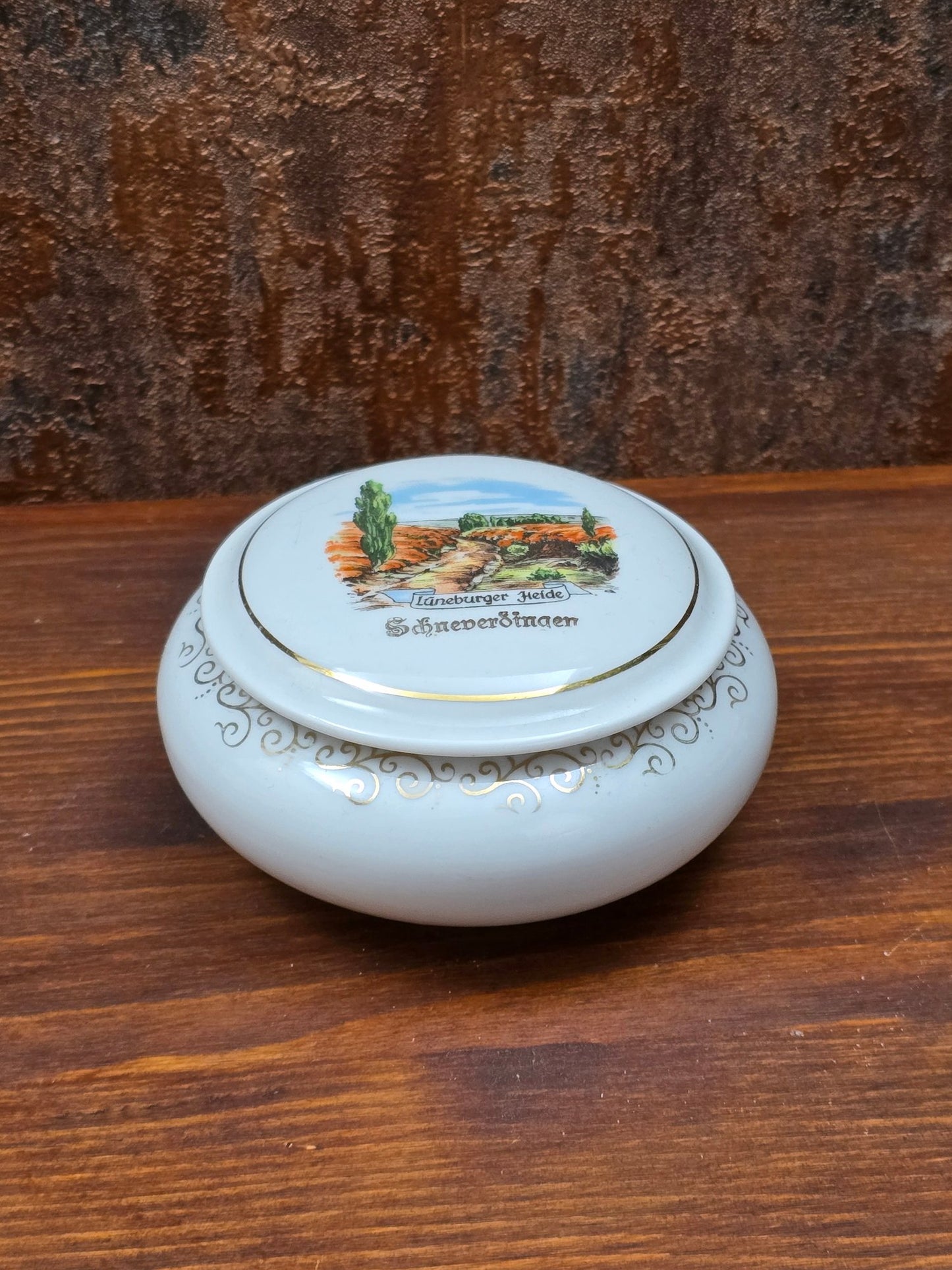 Kleine deutsche Porzellandose von Bareuth mit Lüneburger Heide Schneverdingen Motiv, rund mit Golddekor, 1960er–1970er Jahre, dekorative Schmuckdose.
