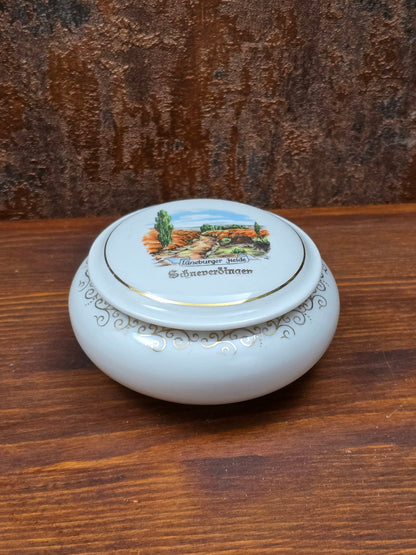 Kleine deutsche Porzellandose von Bareuth mit Lüneburger Heide Schneverdingen Motiv, rund mit Golddekor, 1960er–1970er Jahre, dekorative Schmuckdose.