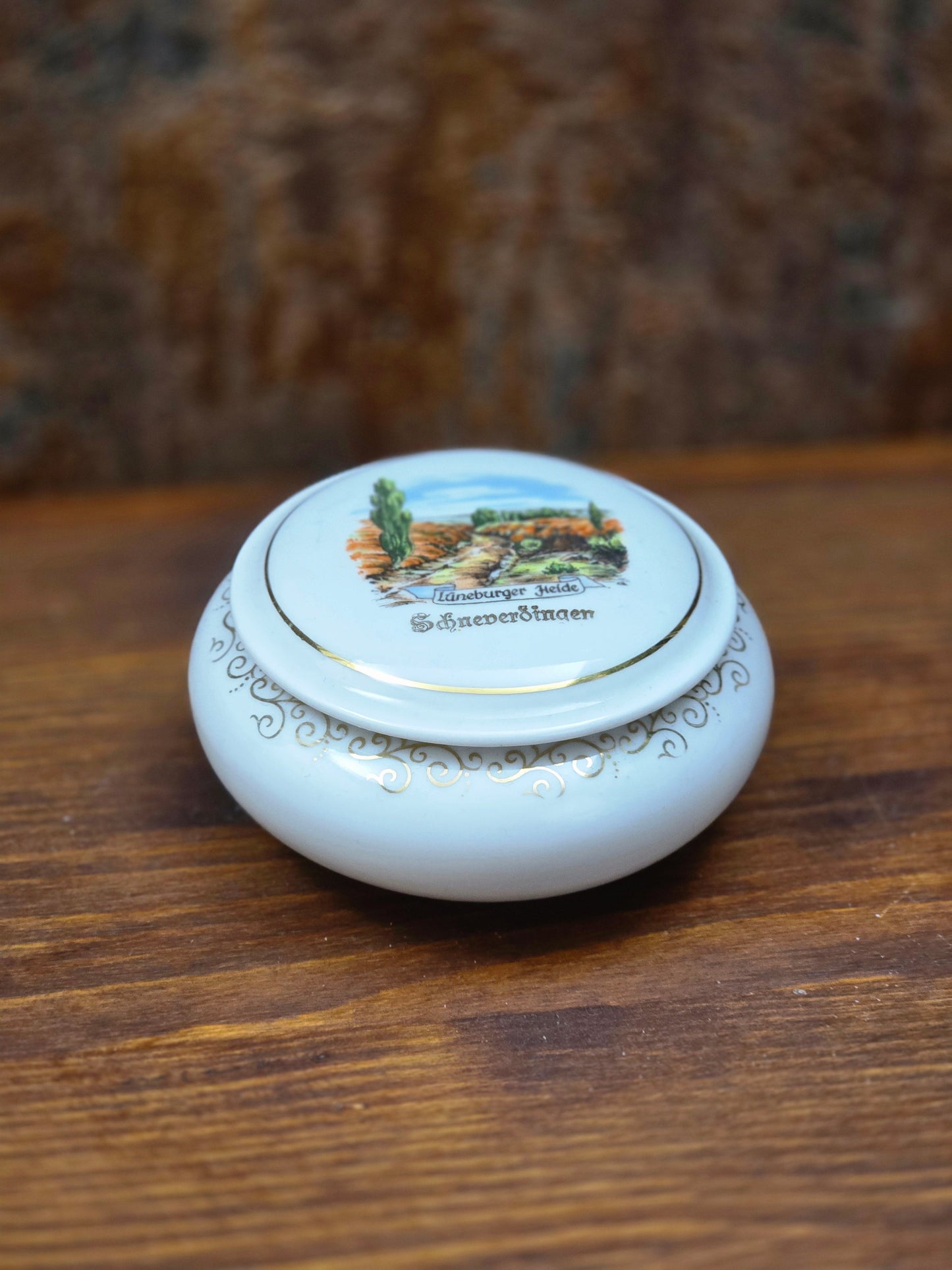 Kleine deutsche Porzellandose von Bareuth mit Lüneburger Heide Schneverdingen Motiv, rund mit Golddekor, 1960er–1970er Jahre, dekorative Schmuckdose.