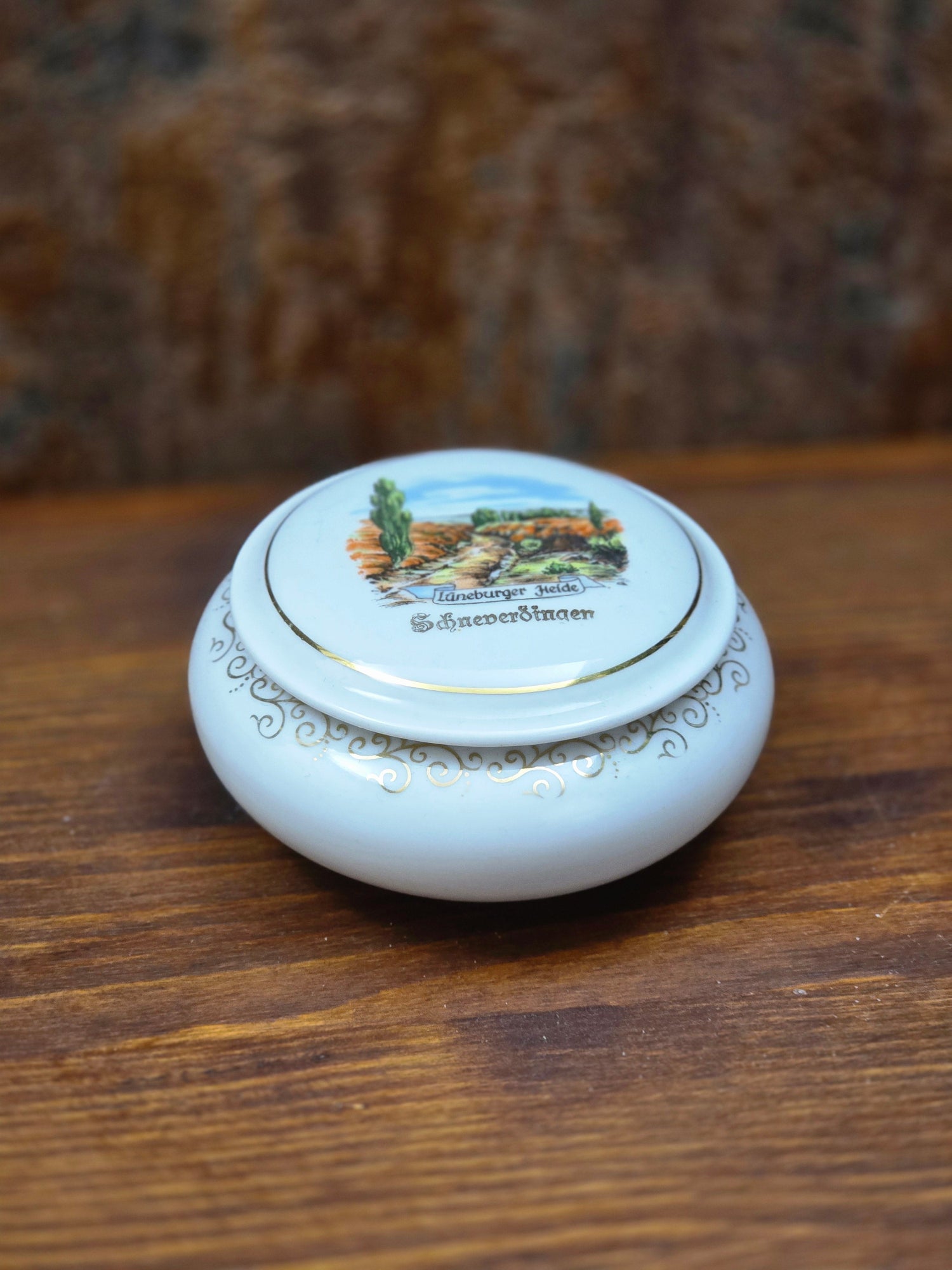 Kleine deutsche Porzellandose von Bareuth mit Lüneburger Heide Schneverdingen Motiv, rund mit Golddekor, 1960er–1970er Jahre, dekorative Schmuckdose.