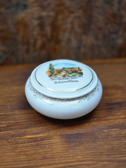Kleine deutsche Porzellandose von Bareuth mit Lüneburger Heide Schneverdingen Motiv, rund mit Golddekor, 1960er–1970er Jahre, dekorative Schmuckdose.
