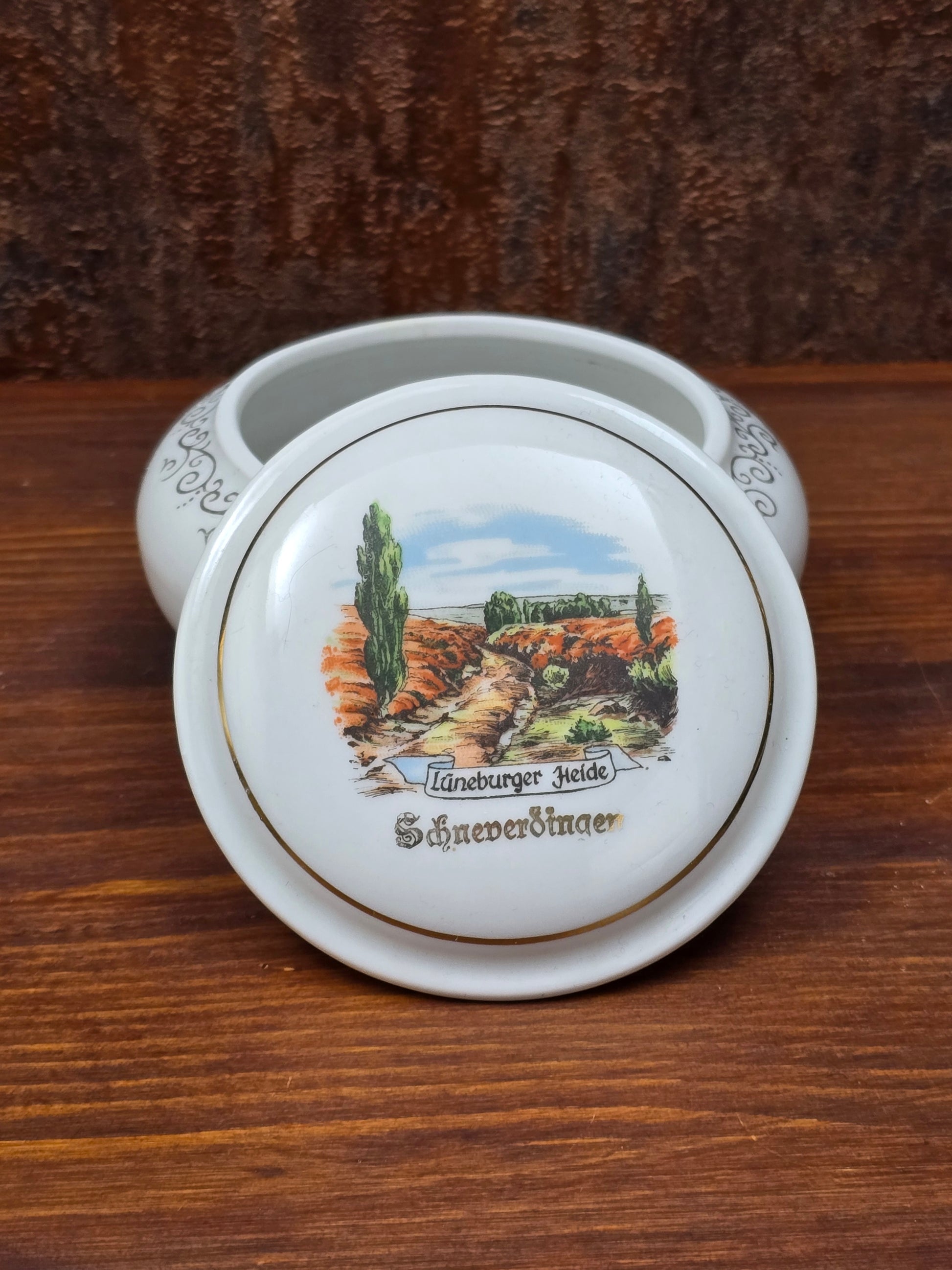 Kleine deutsche Porzellandose von Bareuth mit Lüneburger Heide Schneverdingen Motiv, rund mit Golddekor, 1960er–1970er Jahre, dekorative Schmuckdose.