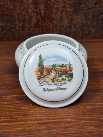 Kleine deutsche Porzellandose von Bareuth mit Lüneburger Heide Schneverdingen Motiv, rund mit Golddekor, 1960er–1970er Jahre, dekorative Schmuckdose.