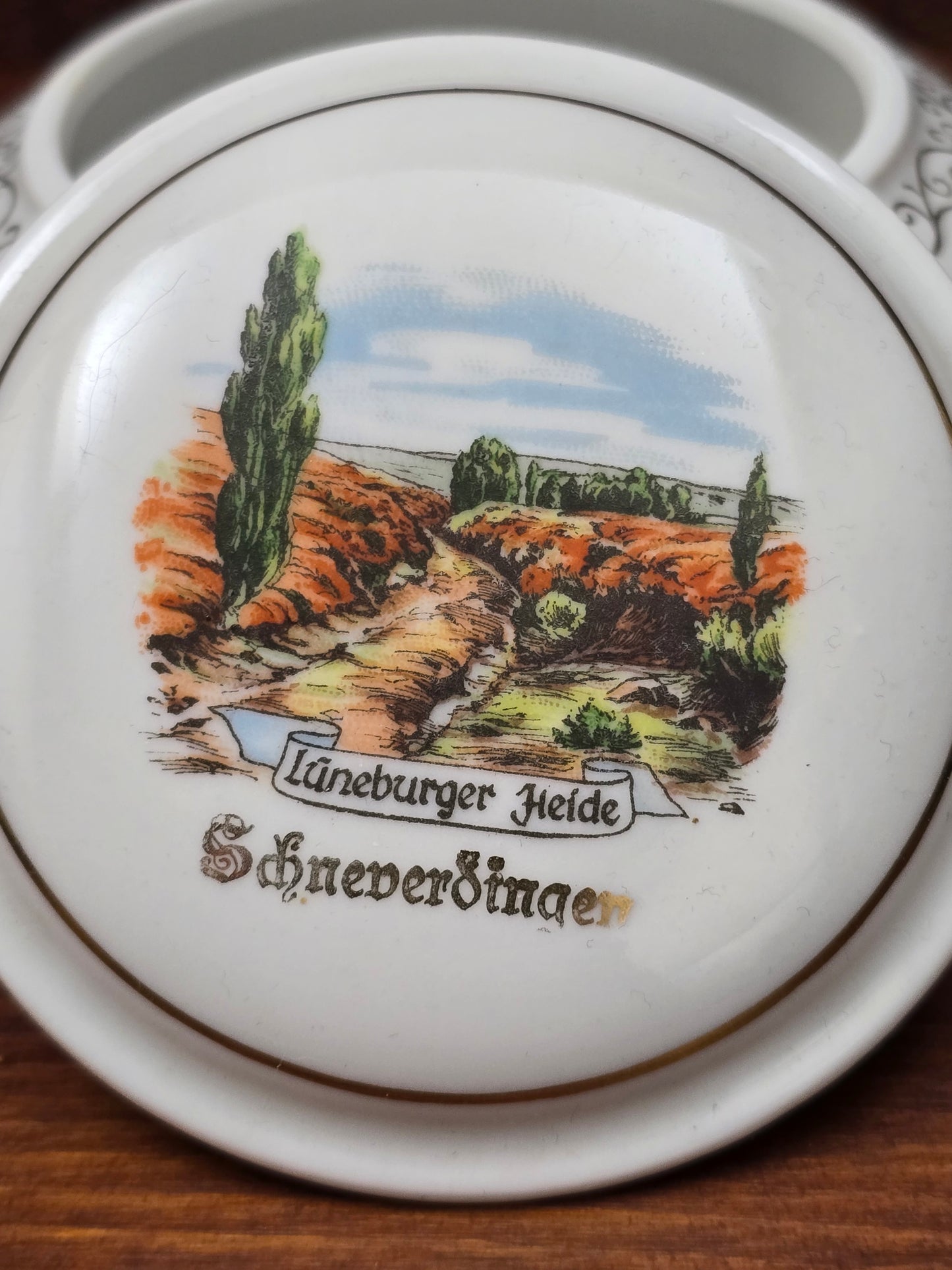 Kleine deutsche Porzellandose von Bareuth mit Lüneburger Heide Schneverdingen Motiv, rund mit Golddekor, 1960er–1970er Jahre, dekorative Schmuckdose.