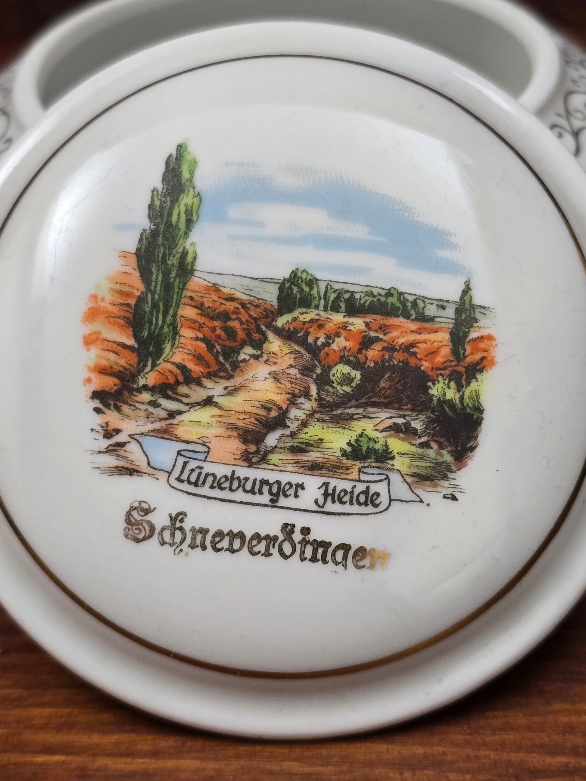 Kleine deutsche Porzellandose von Bareuth mit Lüneburger Heide Schneverdingen Motiv, rund mit Golddekor, 1960er–1970er Jahre, dekorative Schmuckdose.