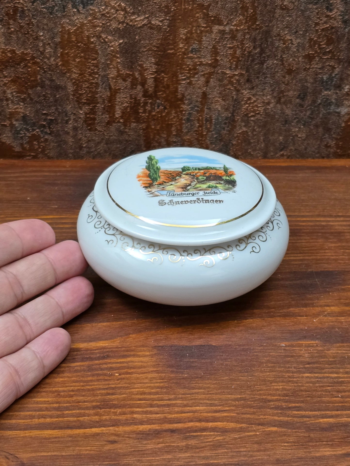 Kleine deutsche Porzellandose von Bareuth mit Lüneburger Heide Schneverdingen Motiv, rund mit Golddekor, 1960er–1970er Jahre, dekorative Schmuckdose.