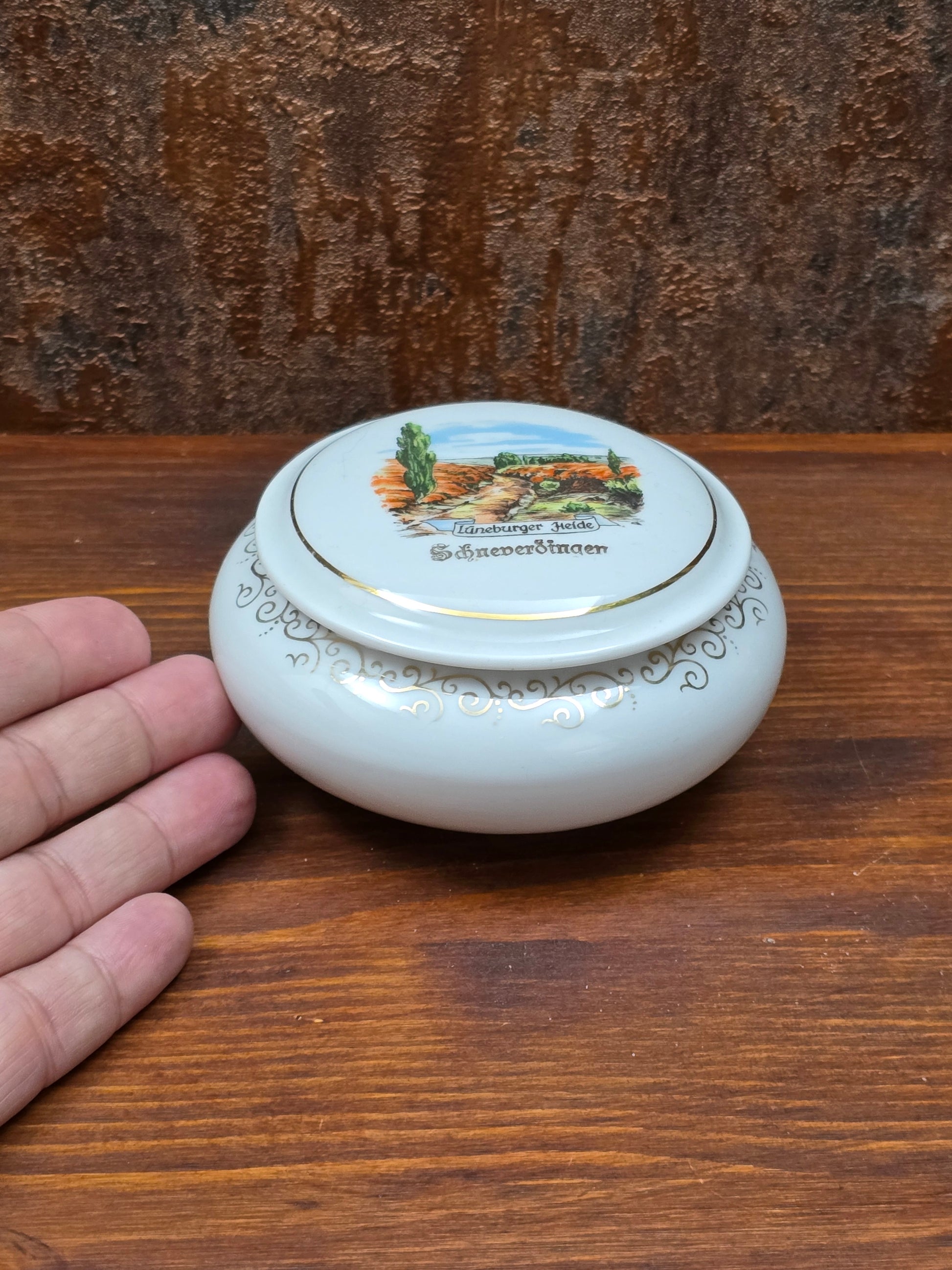 Kleine deutsche Porzellandose von Bareuth mit Lüneburger Heide Schneverdingen Motiv, rund mit Golddekor, 1960er–1970er Jahre, dekorative Schmuckdose.