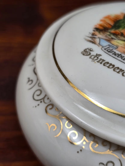 Kleine deutsche Porzellandose von Bareuth mit Lüneburger Heide Schneverdingen Motiv, rund mit Golddekor, 1960er–1970er Jahre, dekorative Schmuckdose.