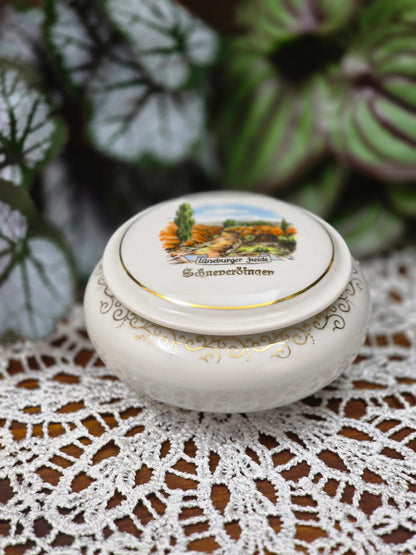 Kleine deutsche Porzellandose von Bareuth mit Lüneburger Heide Schneverdingen Motiv, rund mit Golddekor, 1960er–1970er Jahre, dekorative Schmuckdose.