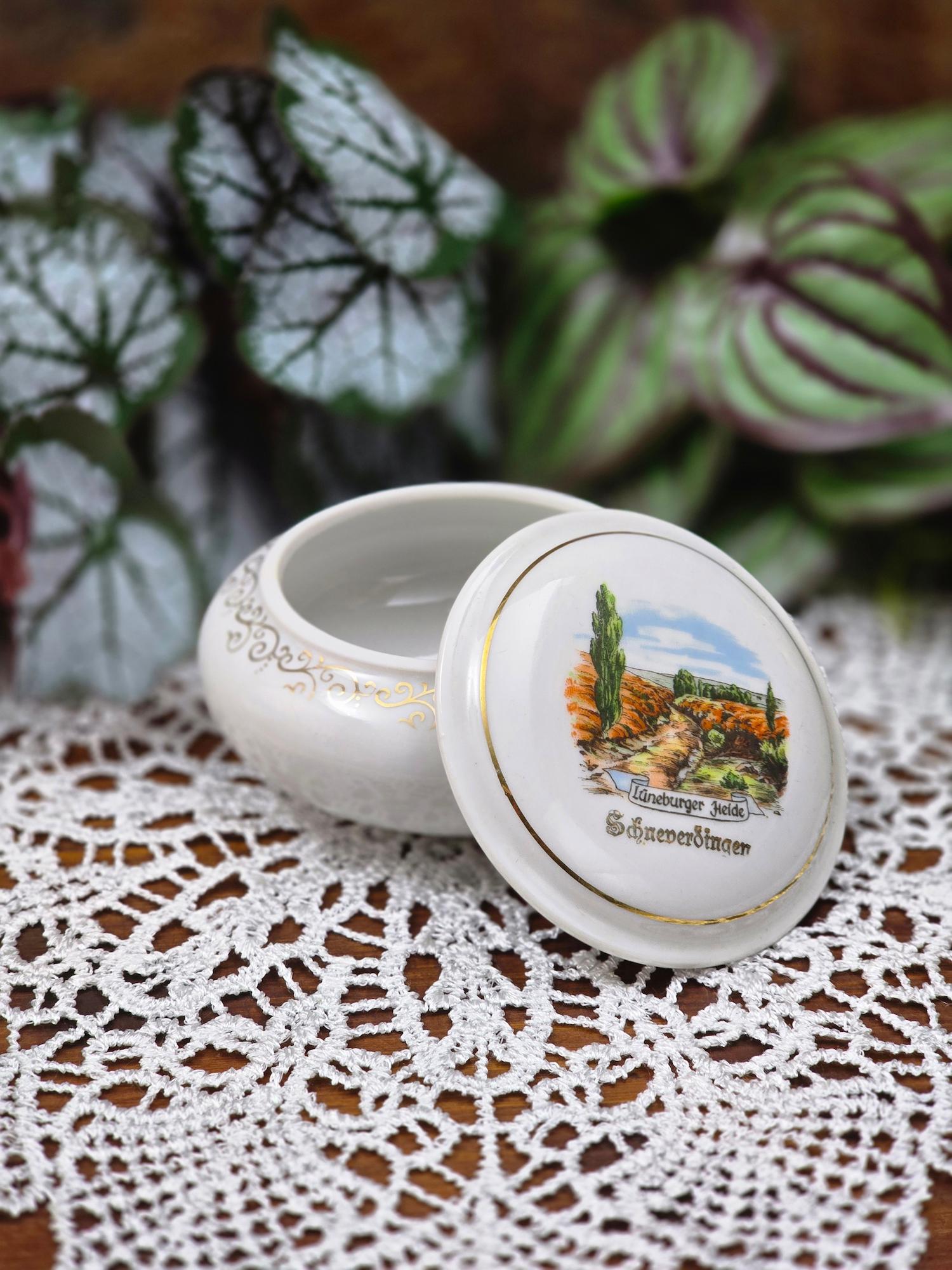 Kleine deutsche Porzellandose von Bareuth mit Lüneburger Heide Schneverdingen Motiv, rund mit Golddekor, 1960er–1970er Jahre, dekorative Schmuckdose.