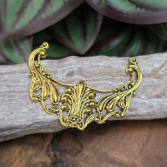 Barockes Gotik-Zierteil 52mm antik goldfarben für Schmuck, Möbel & Deko. Flache Rückseite für einfaches Kleben oder Nähen. Ideal für DIY- und Bastelprojekte.