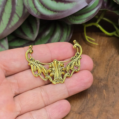 Barockes Gotik-Zierteil 52mm antik goldfarben für Schmuck, Möbel & Deko. Flache Rückseite für einfaches Kleben oder Nähen. Ideal für DIY- und Bastelprojekte.
