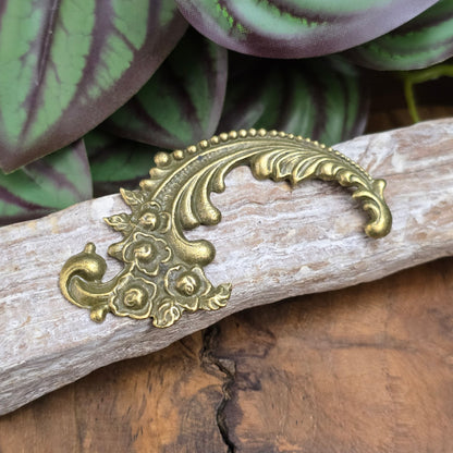 Barockes Zierteil 69mm im Gotik-Design aus antik bronzefarbener Zinklegierung. Perfekt für Schmuck, Möbel & DIY-Projekte. Flache Rückseite für einfaches Verarbeiten.