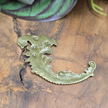 Barockes Zierteil 69mm im Gotik-Design aus antik bronzefarbener Zinklegierung. Perfekt für Schmuck, Möbel & DIY-Projekte. Flache Rückseite für einfaches Verarbeiten.