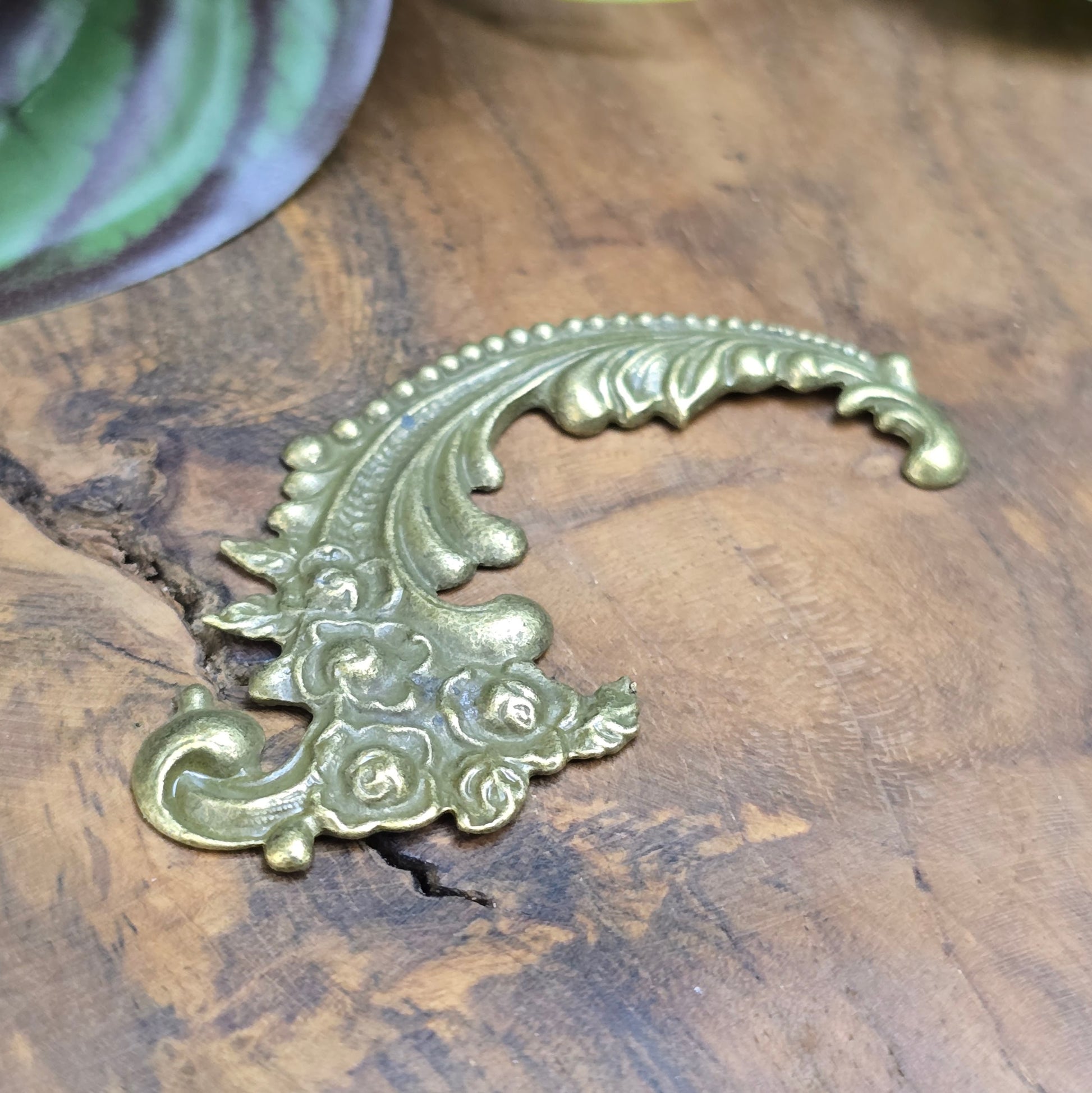 Barockes Zierteil 69mm im Gotik-Design aus antik bronzefarbener Zinklegierung. Perfekt für Schmuck, Möbel & DIY-Projekte. Flache Rückseite für einfaches Verarbeiten.