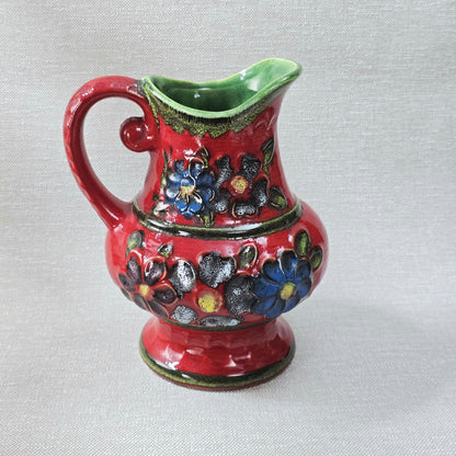 Roter Bay Keramik Krug mit reliefierten Blumen, West German Pottery 1960er, grün glasierte Innenfläche, Sammlerobjekt mit kleinem Chip am Bodenrand.