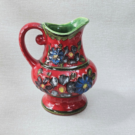 Roter Bay Keramik Krug mit reliefierten Blumen, West German Pottery 1960er, grün glasierte Innenfläche, Sammlerobjekt mit kleinem Chip am Bodenrand.
