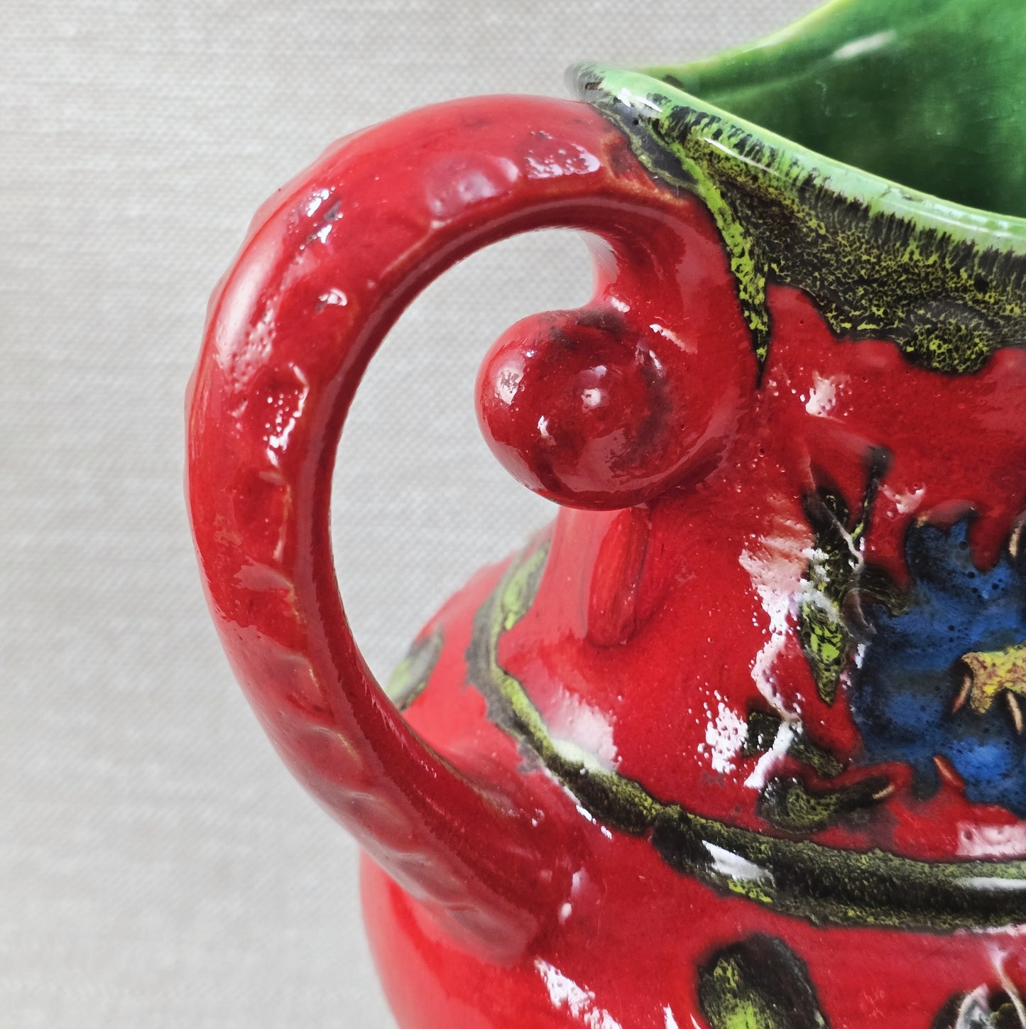 Roter Bay Keramik Krug mit reliefierten Blumen, West German Pottery 1960er, grün glasierte Innenfläche, Sammlerobjekt mit kleinem Chip am Bodenrand.