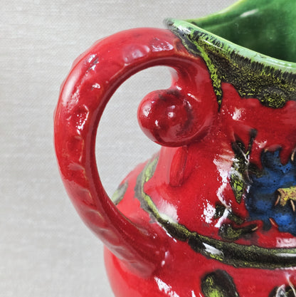 Roter Bay Keramik Krug mit reliefierten Blumen, West German Pottery 1960er, grün glasierte Innenfläche, Sammlerobjekt mit kleinem Chip am Bodenrand.