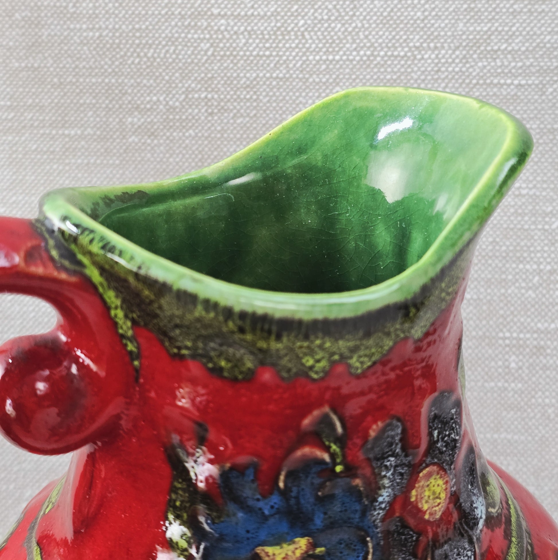 Roter Bay Keramik Krug mit reliefierten Blumen, West German Pottery 1960er, grün glasierte Innenfläche, Sammlerobjekt mit kleinem Chip am Bodenrand.