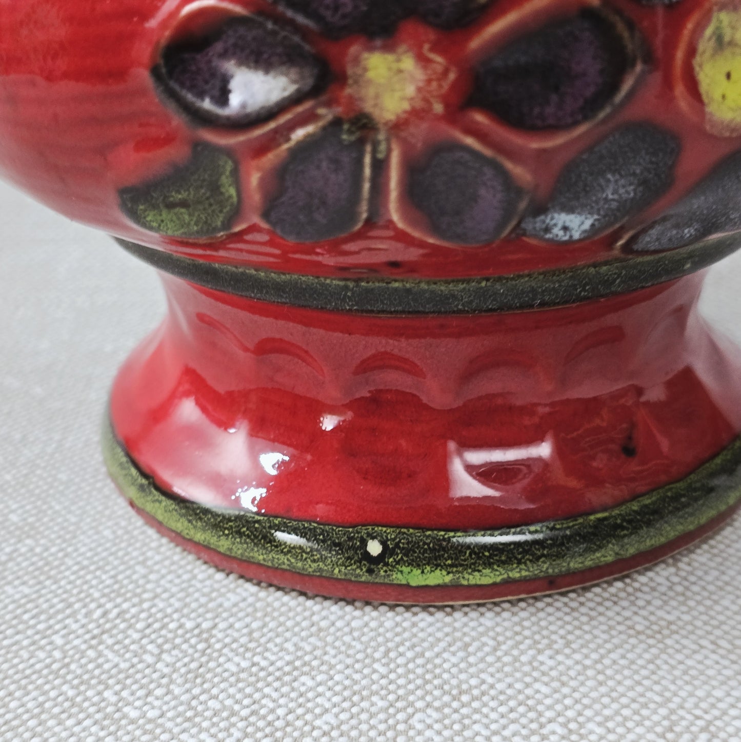 Roter Bay Keramik Krug mit reliefierten Blumen, West German Pottery 1960er, grün glasierte Innenfläche, Sammlerobjekt mit kleinem Chip am Bodenrand.