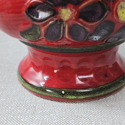 Roter Bay Keramik Krug mit reliefierten Blumen, West German Pottery 1960er, grün glasierte Innenfläche, Sammlerobjekt mit kleinem Chip am Bodenrand.