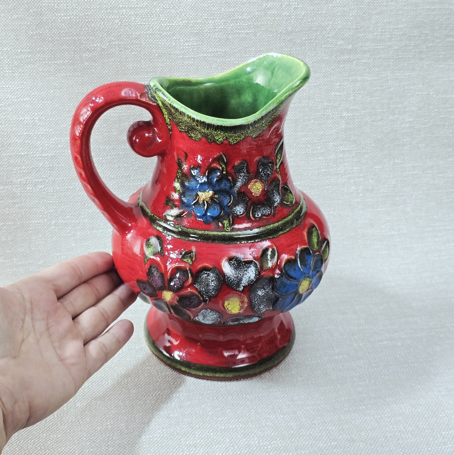 Roter Bay Keramik Krug mit reliefierten Blumen, West German Pottery 1960er, grün glasierte Innenfläche, Sammlerobjekt mit kleinem Chip am Bodenrand.