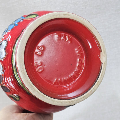 Roter Bay Keramik Krug mit reliefierten Blumen, West German Pottery 1960er, grün glasierte Innenfläche, Sammlerobjekt mit kleinem Chip am Bodenrand.