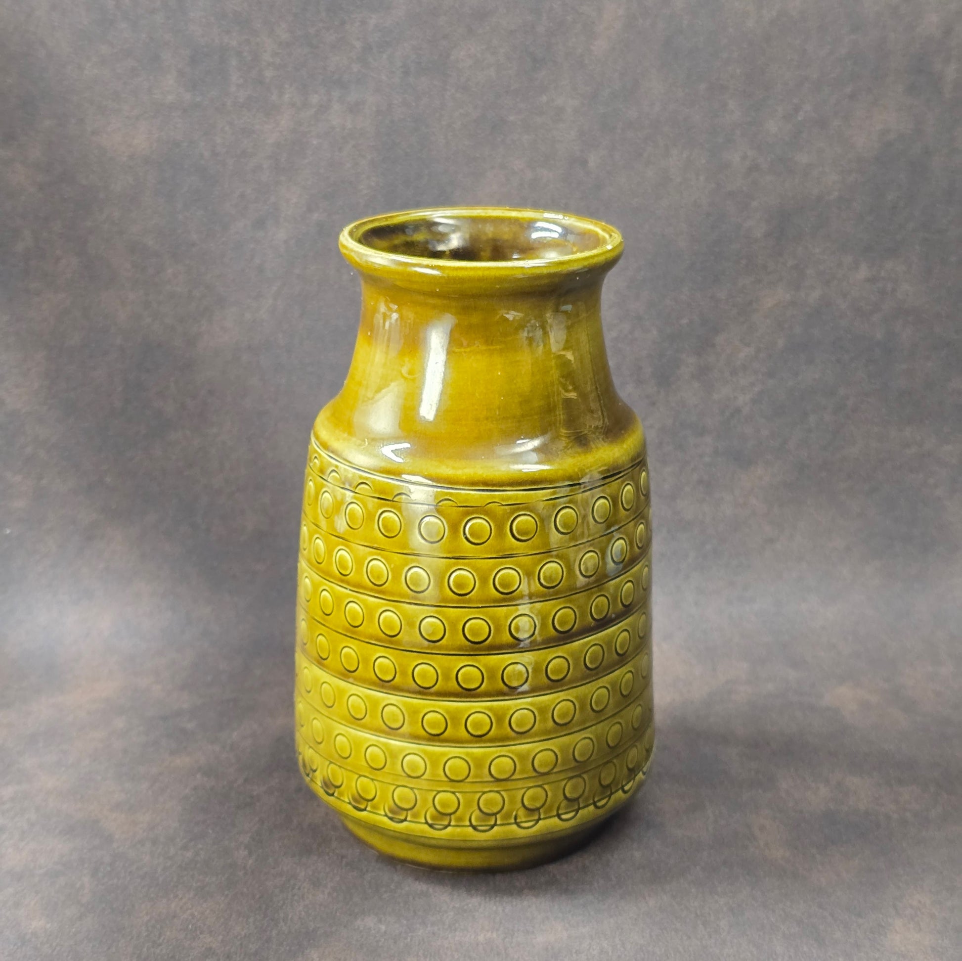 Bay Keramik Vase 519-17 in Olivgrün, 1970er West German Pottery mit Reliefdekor, Vintage-Vase mit kleinen Chips, dekoratives Sammlerstück.