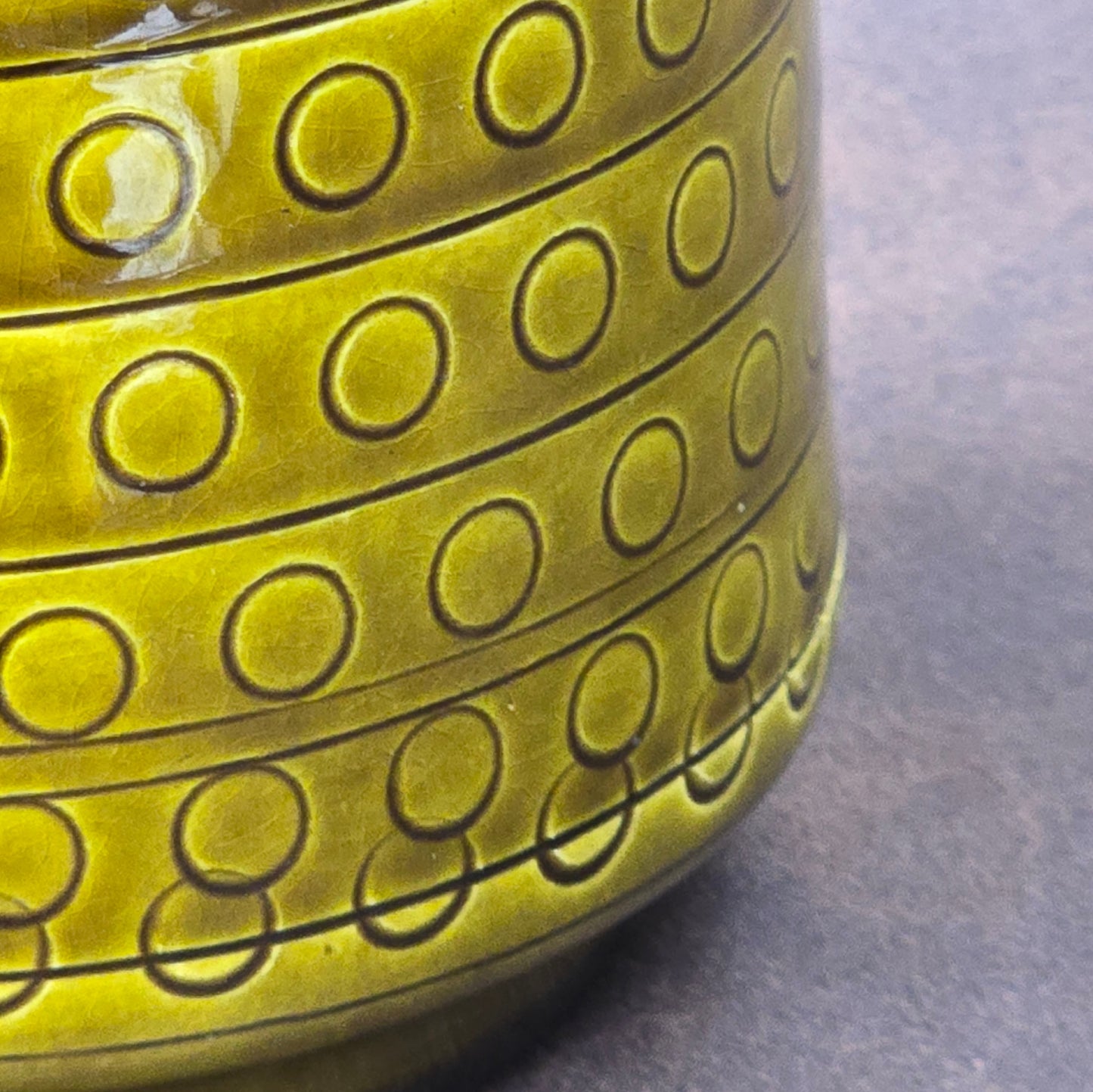 Bay Keramik Vase 519-17 in Olivgrün, 1970er West German Pottery mit Reliefdekor, Vintage-Vase mit kleinen Chips, dekoratives Sammlerstück.