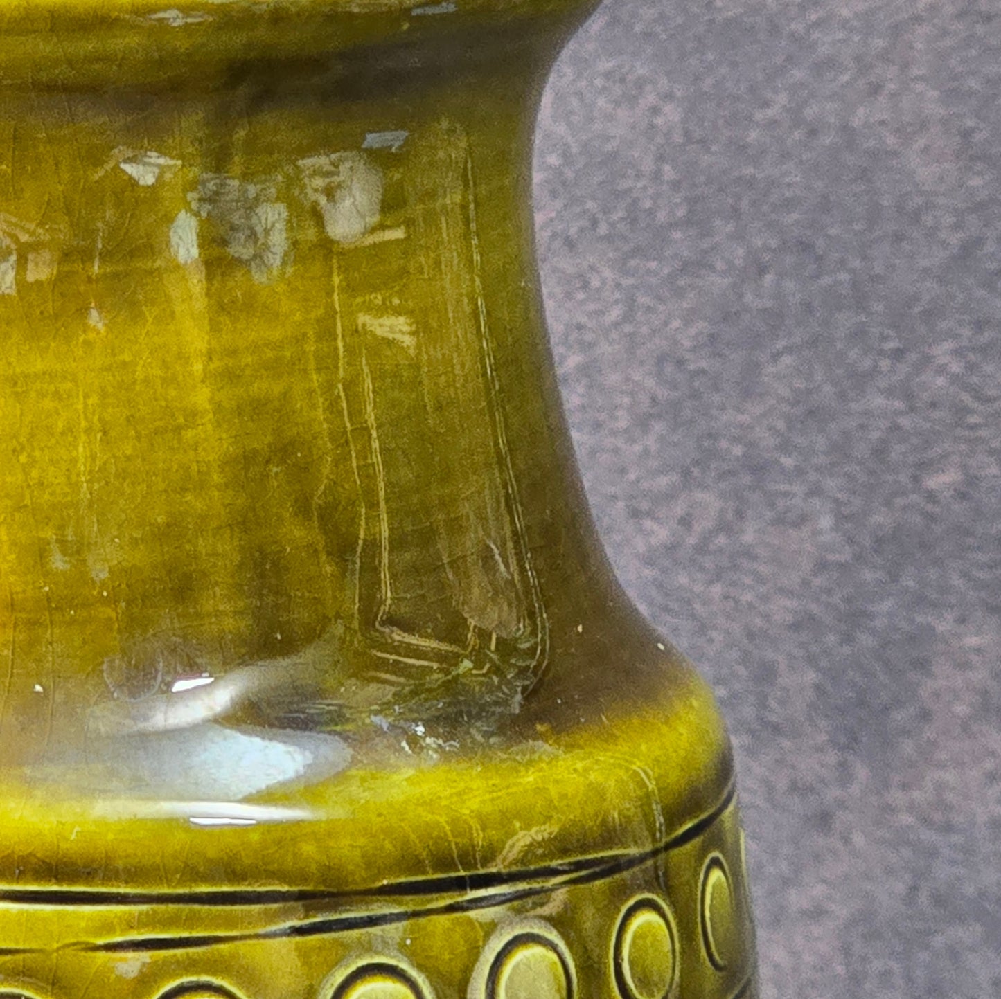 Bay Keramik Vase 519-17 in Olivgrün, 1970er West German Pottery mit Reliefdekor, Vintage-Vase mit kleinen Chips, dekoratives Sammlerstück.