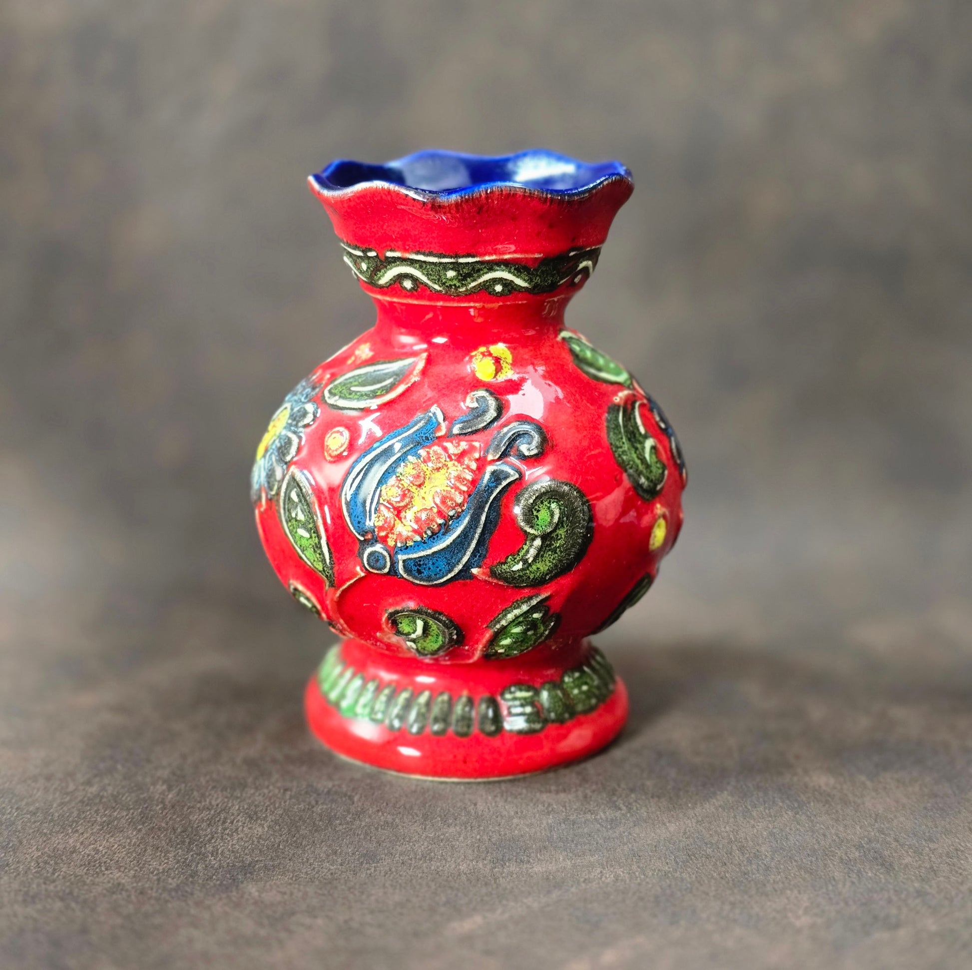 Vintage Bay Keramik Vase 14 cm, rote Reliefglasur mit buntem Dekor, Mid-Century Modern