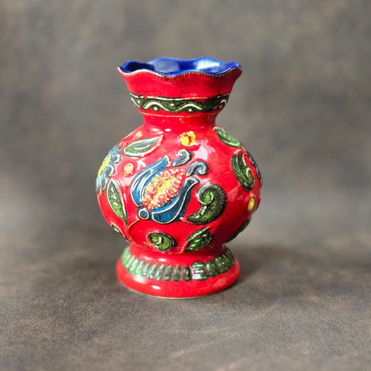 Vintage Bay Keramik Vase 14 cm, rote Reliefglasur mit buntem Dekor, Mid-Century Modern