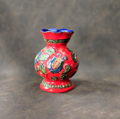 Vintage Bay Keramik Vase 14 cm, rote Reliefglasur mit buntem Dekor, Mid-Century Modern